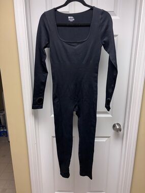 OQQ Black Ribbed Yoga Bodysuit Jumpsuit Thumbholes Square Neck Size M